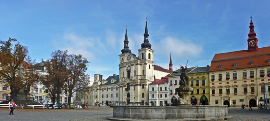 St. Ignatiuskirch mit ehemaligem Jesuitenkolleg und Rathaus in Jihlava
